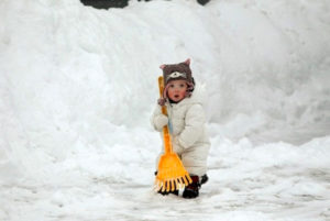 little_kid_shoveling_snow